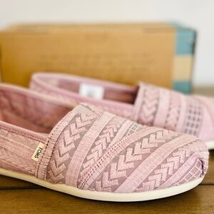 TOMS Classic Lilac Arrow Embroidered Mesh Slip On Flats Size 5.5